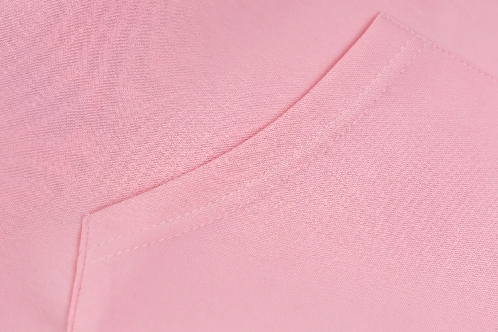 P236 #R95 Ralph Lauren/Ralph Lauren Twelve Color Pony🐎 Embroidered zipper cardigan jacket hooded sweatshirt This hooded sweatshirt is decorated with a simple style that represents Ralph Lauren. It is paired with a pony embroidery pattern, which is three-dimensional and full! The solid color fabric paired with exquisite embroidery instantly sets it off! Hooded sports design, loose and casual fit! The overall texture is very strong! Through the pictures, we can feel the thickness and texture of custom-woven and dyed threads. The workmanship is exquisite. They are shipped from major foreign trade factories. They are all made by masters with many years of experience. Everything is of high standards and requirements! Simple and versatile style ~ super delicate and soft, close to the body without being tied, all fabrics and accessories are original custom-made and of high quality! Perfectly reflects the brand’s sense of superiority! Standard cut, comfortable stretch, unrestricted movement! Highly practical, high-end and classy! Versatile style ~ can be paired with jeans or jogging pants. Ideal for transitioning from your morning commute to weekend events!  Color: Black with red label Black with white label Khaki Navy blue with red label Navy blue with white label White Light gray Dark gray Burgundy Army green Light blue Pink Size: S M L